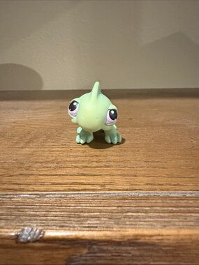 Green Small Pet Figurine Toy - Cute Chameleon Design